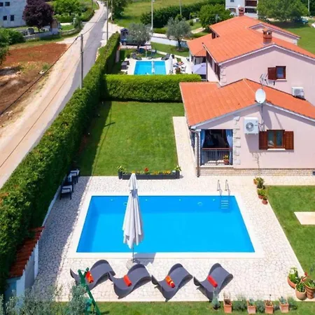 Mia & Iva For 6 2 People Near With Private Pool & Kids Playground - Pet Friendly Villa *