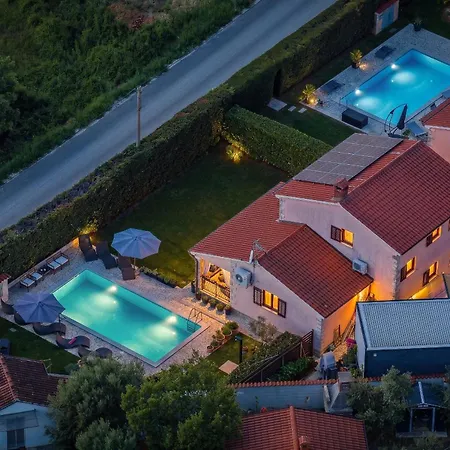 Mia & Iva For 6 2 People Near With Private Pool & Kids Playground - Pet Friendly Villa Poreč