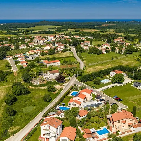 Mia & Iva For 6 2 People Near With Private Pool & Kids Playground - Pet Friendly Villa Poreč